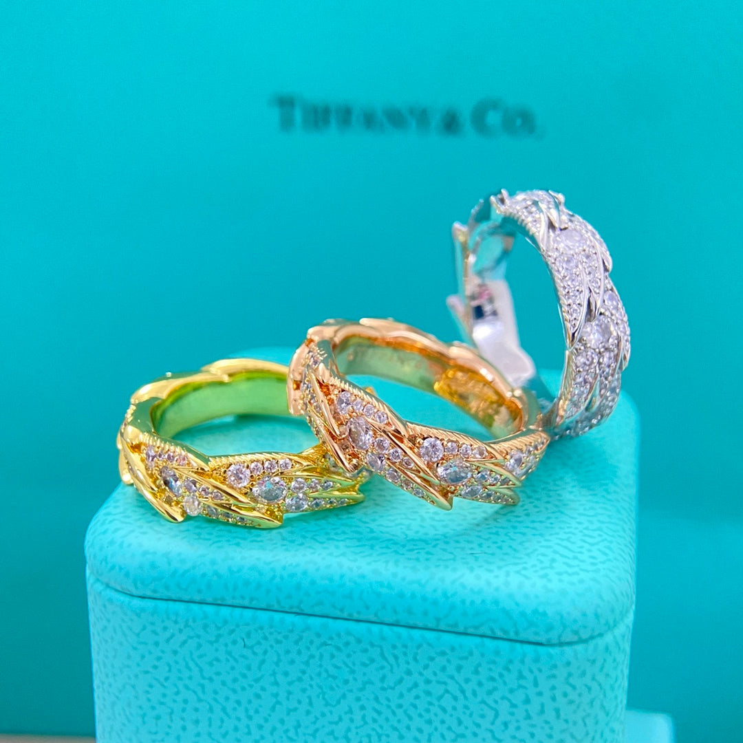 Tiffany Damenring mit Diamant-Federdekor, Vorderansicht in goldfarben