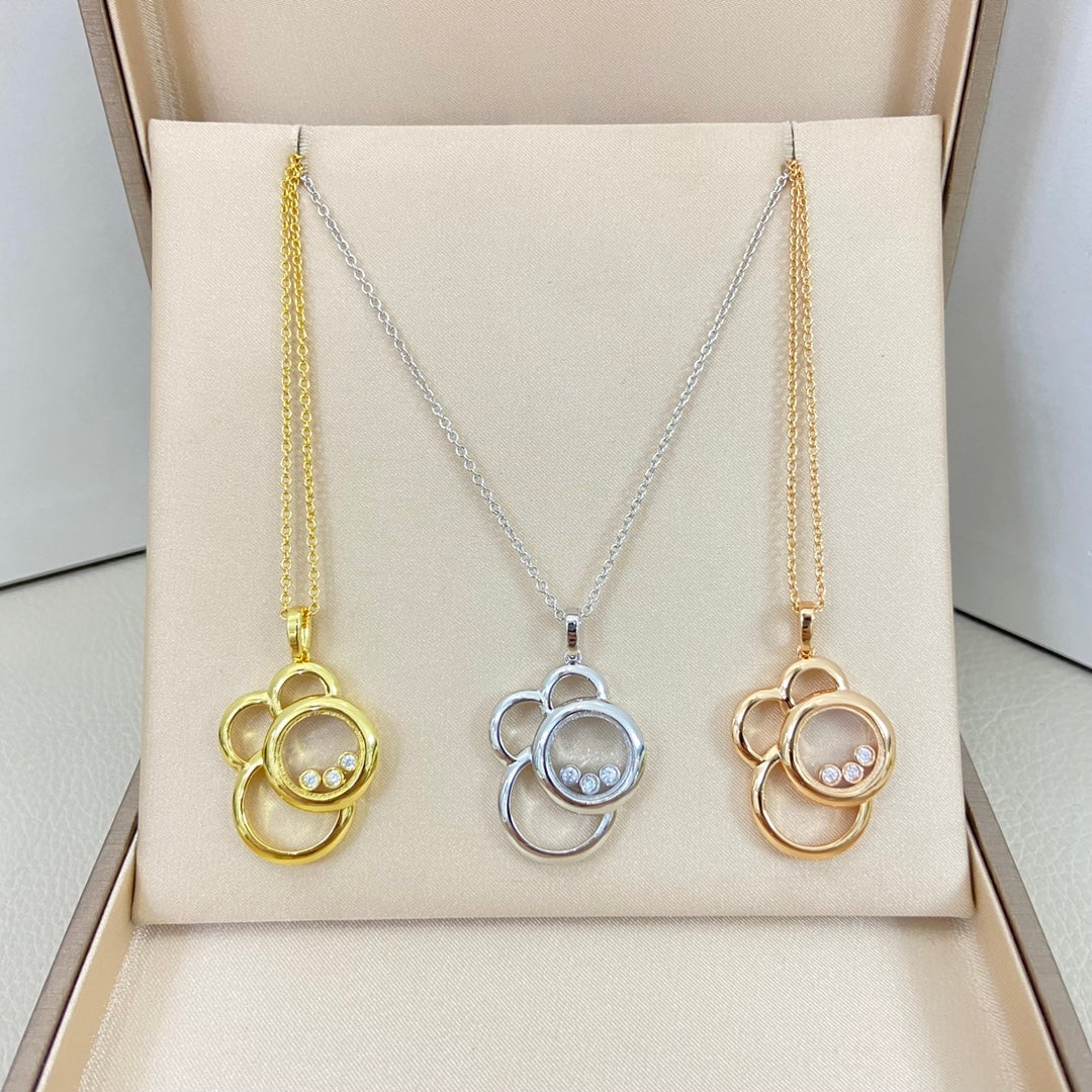 Set aus Halsketten: Gold-, Weißgold- und Roségold-Blumenanhänger mit Diamantdetails