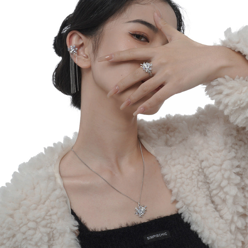 Elegant Finger Ring with Icy Details

