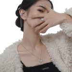 Elegant Finger Ring with Icy Details

