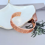 Rosegoldenes offenes Logo-Armreif, durchbrochenes Metallmuster