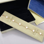 Roségoldfarbenes Armband mit weißen Kleeblatt-Anhängern