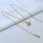 Halskette mit Vierblatt-Klee Logo-Anhänger, goldfarbener Kette, weiße Steine