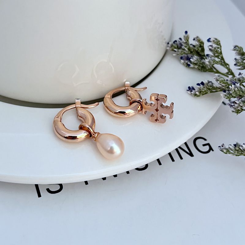 Asymmetrical pearl earrings in rose-gold tone with white pearl drops