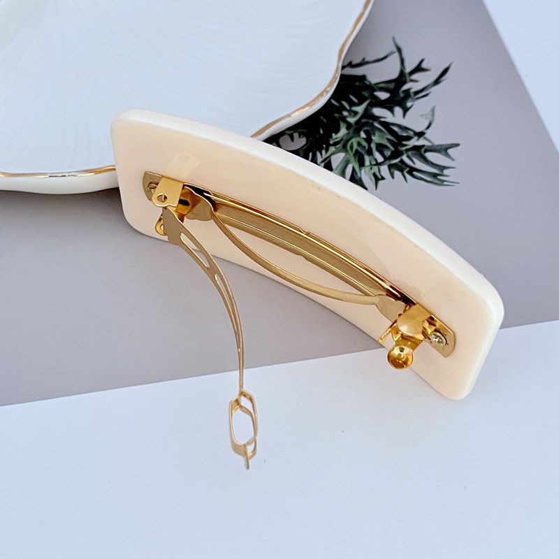 Off-White rechteckige Haarklammer, seitliche Ansicht mit goldener Klemme
