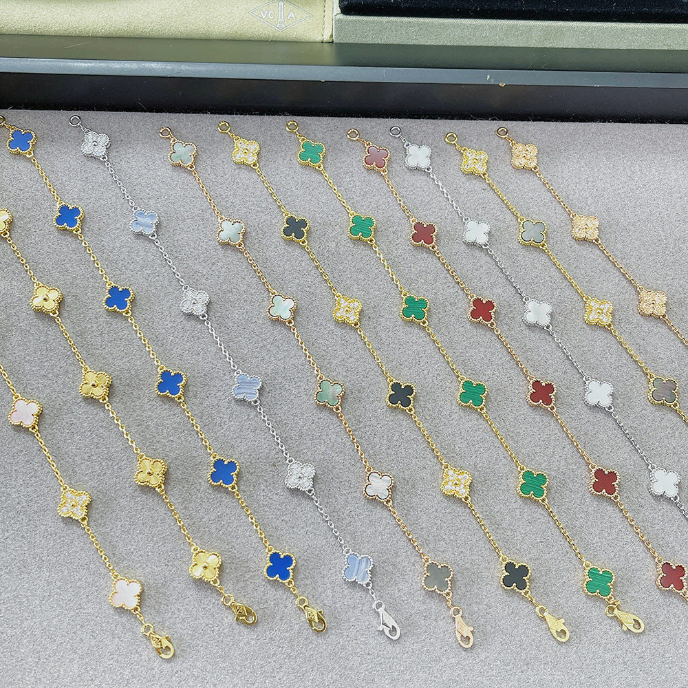 Armband mit Kleeblatt-Anhängern, gold- und silberfarbene Kette, buntes Anhänger-Set