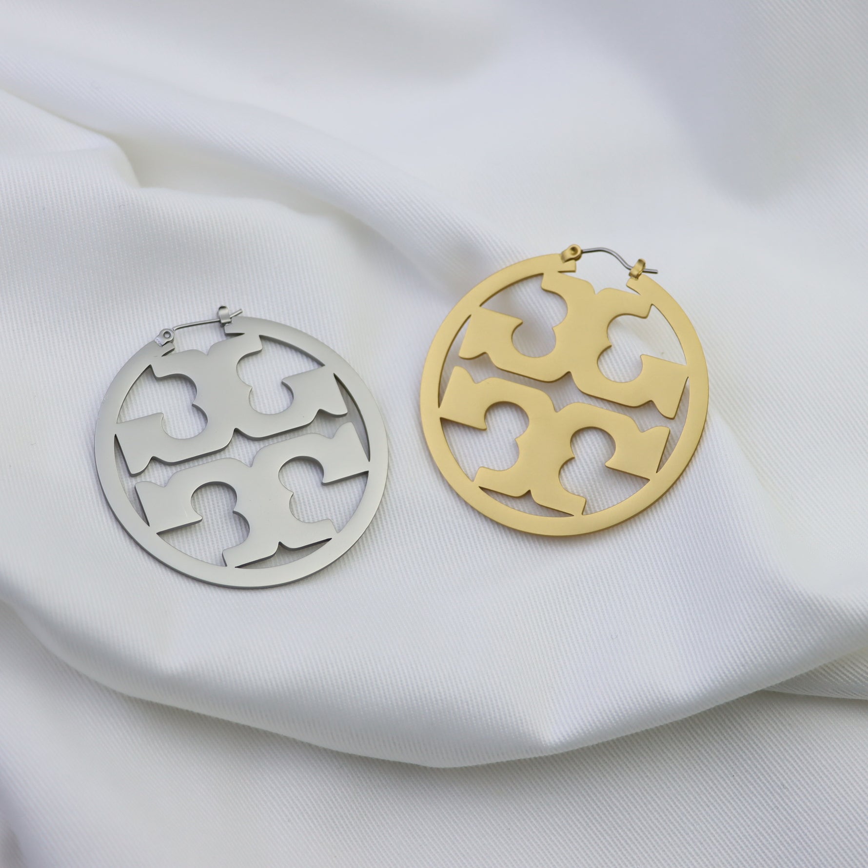 Silber- und goldfarbene runde Vintage-Ohrringe mit Cut-out-Muster
