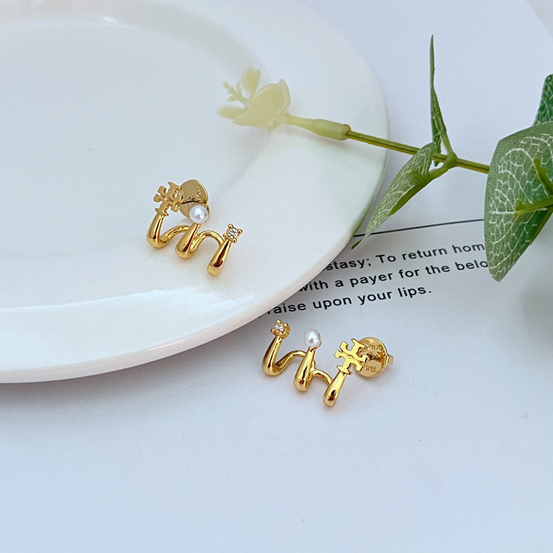 Gold logo M-shaped earrings with two white pearl studs