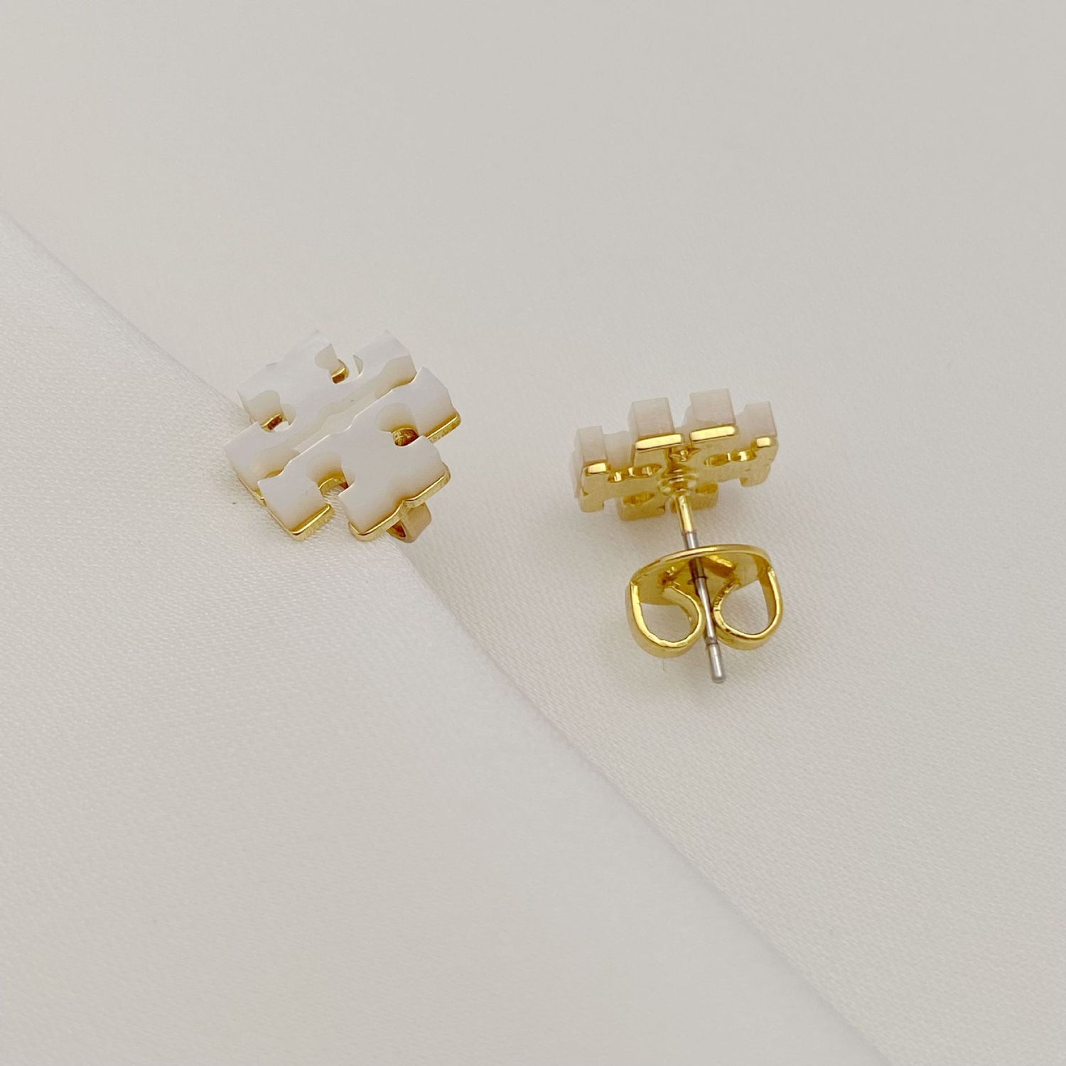 Tory Burch LOGO Natural Mother-of-Pearl Earrings