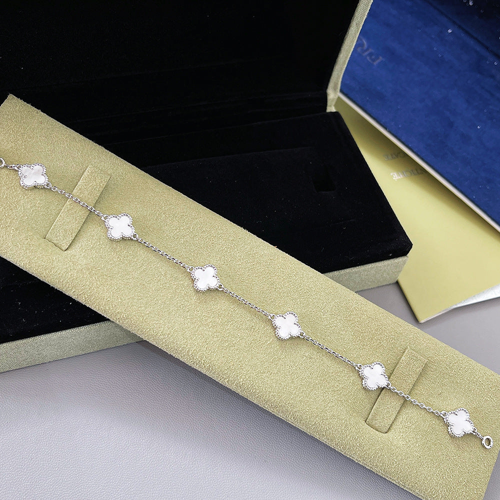 Silberfarbenes Armband mit weißen Kleeblatt-Anhängern