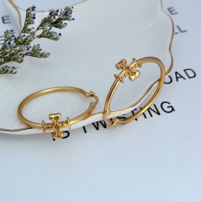 Goldfarbene Creolen mit Logo-Anhänger, minimalistisches Design