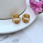 Matte Wide-Band Logo-Ohrringe, goldfarben, mit Hakenverschluss