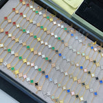 Armbänder mit Kleeblatt-Anhängern in verschiedenen Farben an gold- und silberfarbener Kette