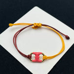 Pulsera ajustable con cordón naranja y rojo, dije esmaltado rojo con herrajes dorados