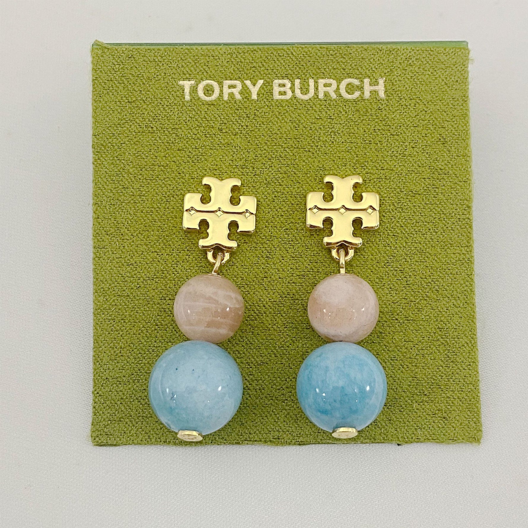 Logo-Perlen-Achat-Ohrstecker, goldfarbenes Logo mit rosafarbenen und hellblauen Kugeln