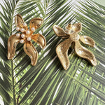 Goldene Blumen-Emaille-Ohrringe mit Stiftbügel-Rückseite und Perlenakzent