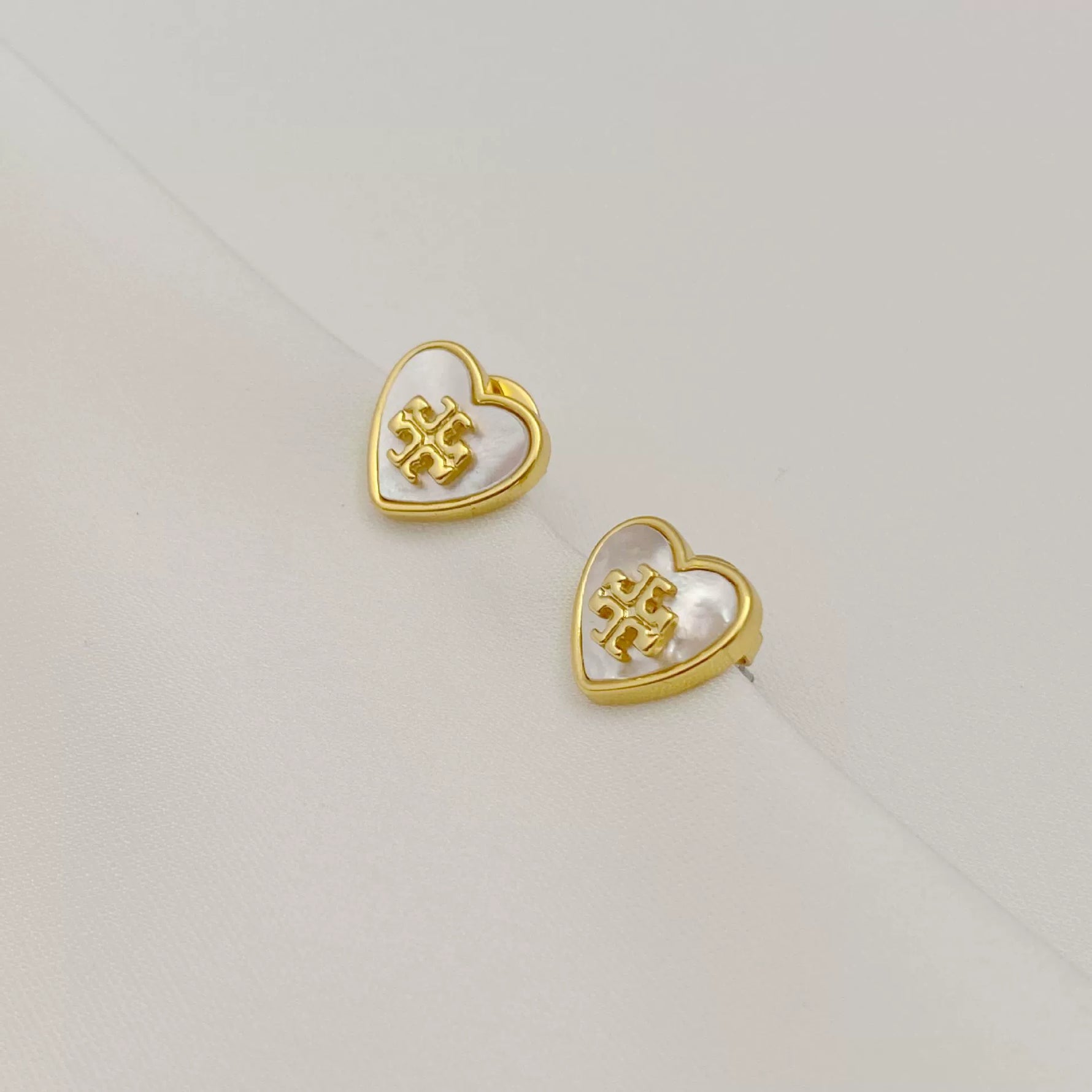 Heart-shaped mother-of-pearl metal stud earrings, gold-tone