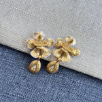 Ohrringe mit goldfarbenen Blumen und goldenen Tropf-Anhängern