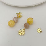 Logo-Perlen-Achat-Ohrstecker, goldfarbenes Logo mit gelben und beigen Kugeln
