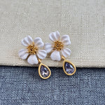 Ohrringe mit weißer Emailleblüte, goldener Fassung und violettem Tropfstein