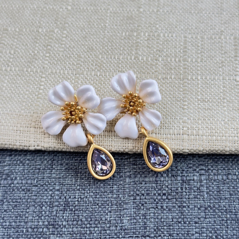 Ohrringe mit weißer Emailleblüte, goldener Fassung und violettem Tropfstein