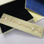 Roségoldfarbenes Armband mit rosafarbenen Vierblatt-Anhängern und glitzernden Steinen