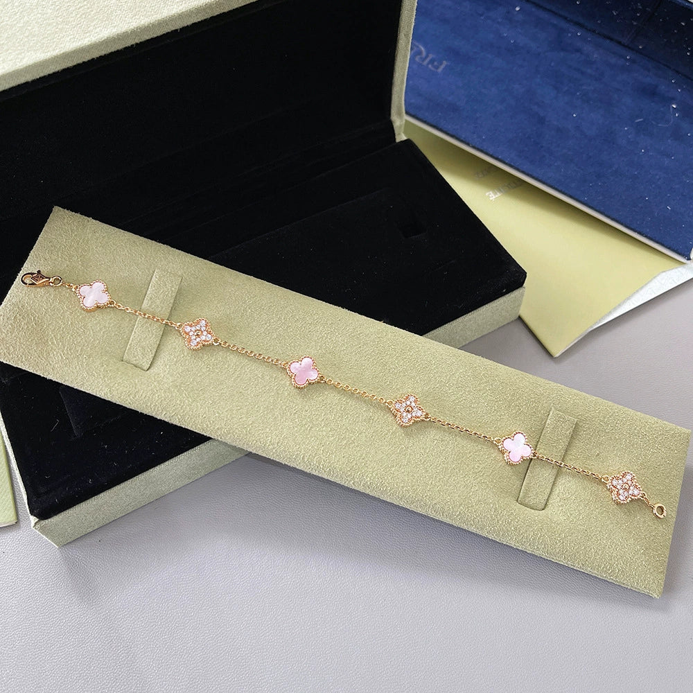 Roségoldfarbenes Armband mit rosafarbenen Vierblatt-Anhängern und glitzernden Steinen