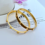 Goldfarbenes Metallarmband, Logo-Emaille mit Kugelperlen und versetztem Detail
