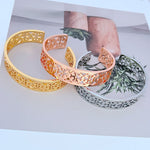 Offene Logo-Armreifen in Gold, Roségold und silberfarben mit durchbrochenem Muster