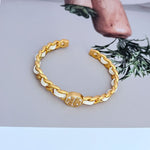 Geknotetes Leder-Logo Armband, offene Manschette, goldfarbene Kette mit weißen Akzenten