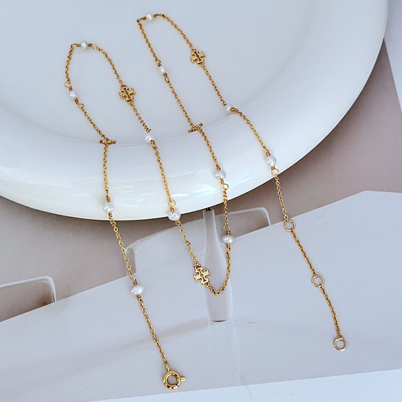 Logo-Charm Perlenkette mit goldfarbener Kette und weißen Süßwasserperlen