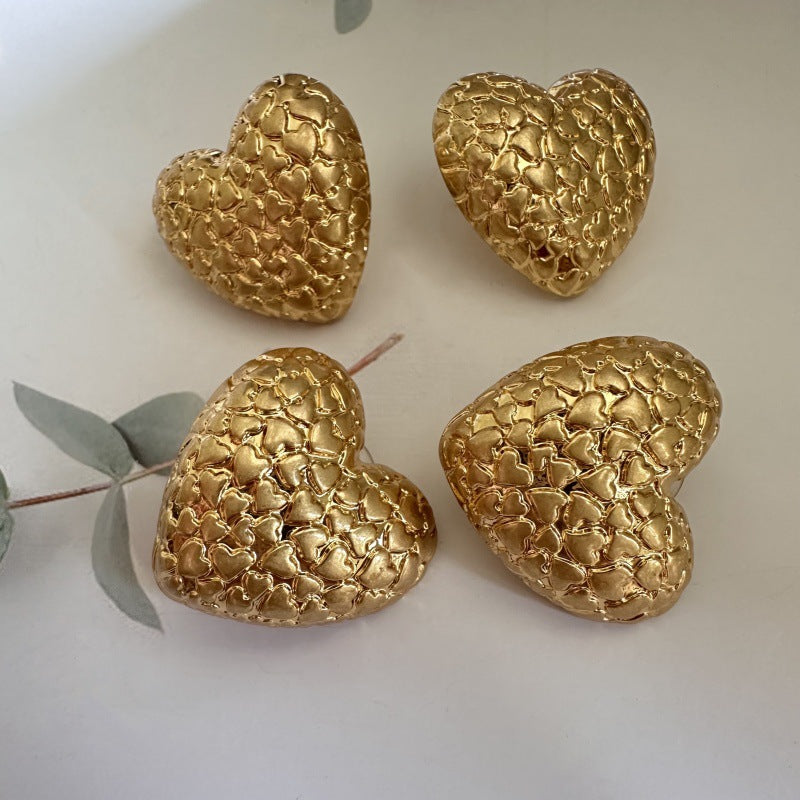 Oscar de la Renta vintage-print heart stud earrings, gold textured heart fronts