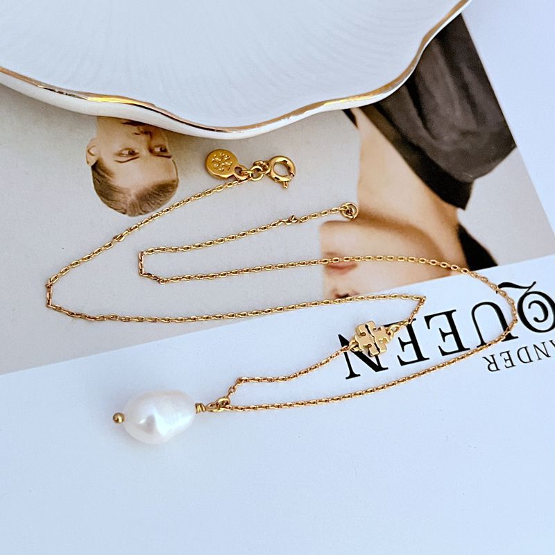 Freshwater-Pearl Halskette: goldfarbene Kette mit Perlenanhänger und kleinen Kreis-Charms