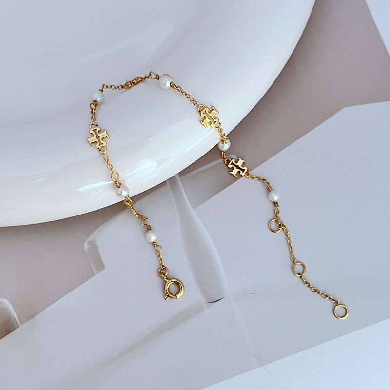 Perlen-Logo Armband mit goldfarbener Kette, weißen Perlen und Logo-Anhängern