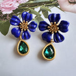 Ohrringe mit blauer Emailleblüte, goldener Fassung und grünem Tropfstein