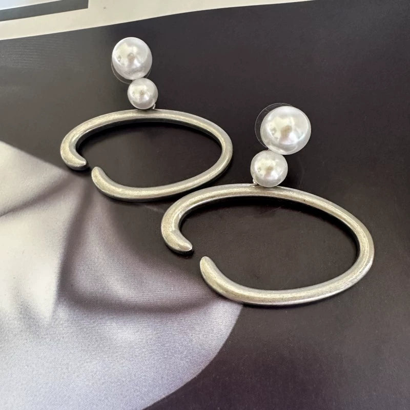 Vintage O-ring pearl earrings, white-gold finish with two white pearls