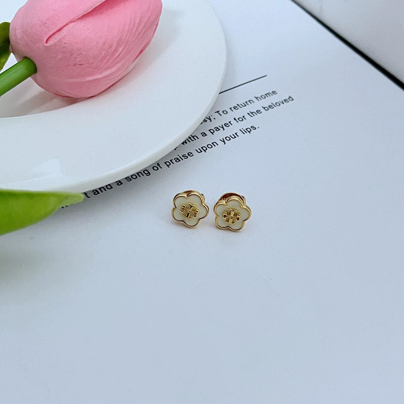 Gold-tone floral enamel stud earrings, round clover motif with light center