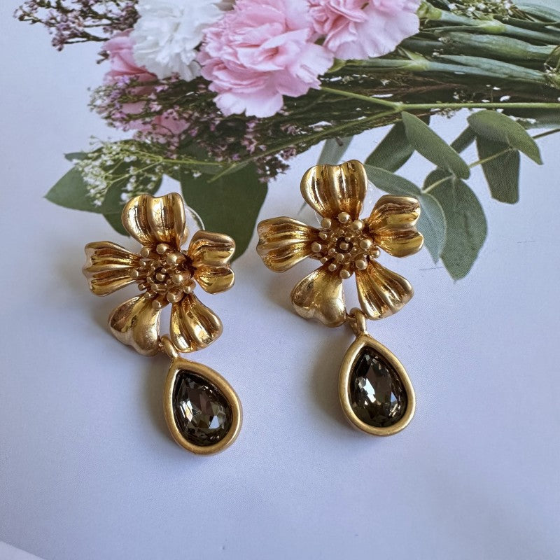 Ohrringe mit goldfarbenen Blumen und dunkel schimmerndem Tropfstein