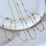 Perlen-Logo Armband/Kette mit goldfarbener Gliederkette und farbigen Perlen