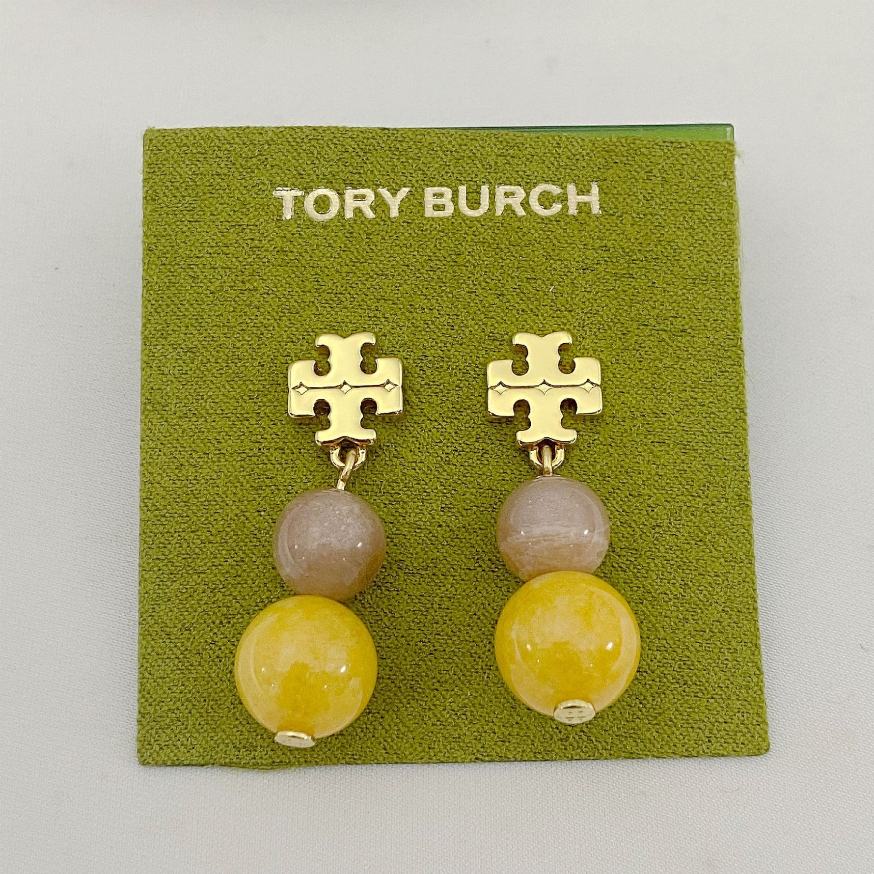 Logo-Perlen-Achat-Ohrstecker, goldfarbenes Logo mit lila und gelben Kugeln