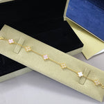 Goldfarbenes Armband mit Kleeblatt-Motiven und rosa Akzenten, Gliederkette, mit Verschluss