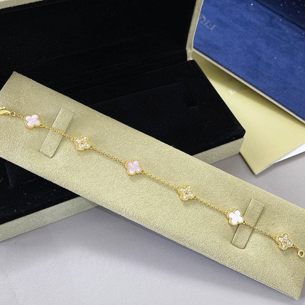 Goldfarbenes Armband mit Kleeblatt-Motiven und rosa Akzenten, Gliederkette, mit Verschluss
