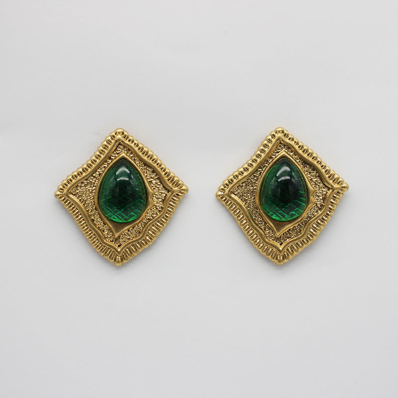 Hammered quadrilateral earrings with green teardrop stones in gold frames