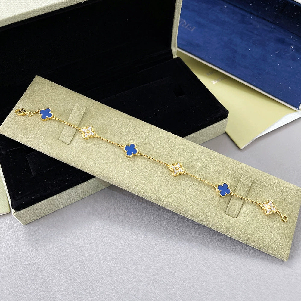 Goldfarbenes Armband mit Kleeblatt-Motiven in Blau, Gliederkette mit Verschluss