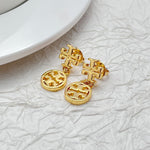 Tory Burch goldfarbene Ohrringe mit rundem Logo-Anhänger und offener Verzierung