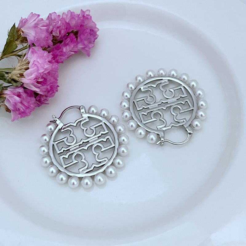 White gold round logo metal earrings with pearl ring and geometric logo