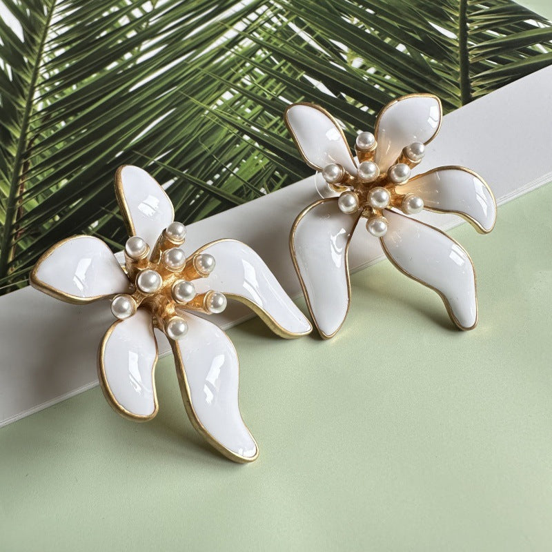 Weißes Blumen-Enamel-Ohrringpaar mit Perlenkern und Goldrand