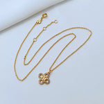 Halskette mit Vierblatt-Klee Logo-Anhänger, goldfarbener Kette, weiße Steine
