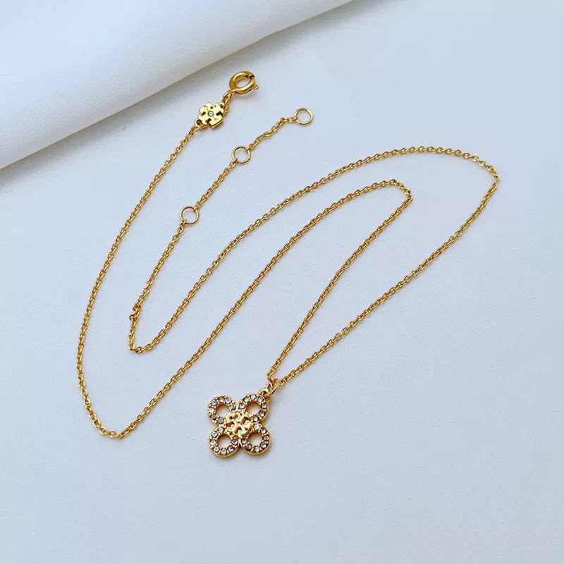 Halskette mit Vierblatt-Klee Logo-Anhänger, goldfarbener Kette, weiße Steine