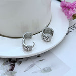 Silberfarbene Wide-Band Logo-Ohrringe, vorn und seitlich, mit Hakenverschluss